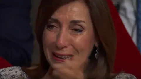 As&iacute; llora la madre de Carolina Mar&iacute;n