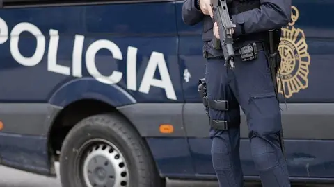 Agente de la Polic&iacute;a con un subfusil -