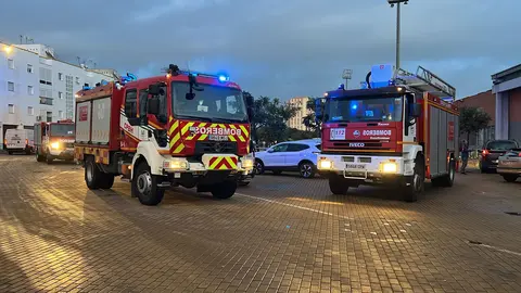 Bomberos en la piscina de Isla Cristina