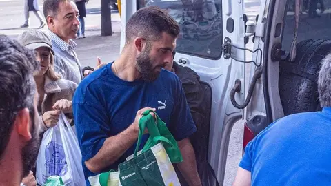 Luis Rioja futbolista del Valencia CF colabora en la recogida de alimentos de afectados por la DANA. Fuente: Twitter Valencia CF