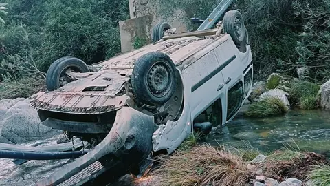 As&iacute; qued&oacute; el coche tras precipitarse por un puente 0