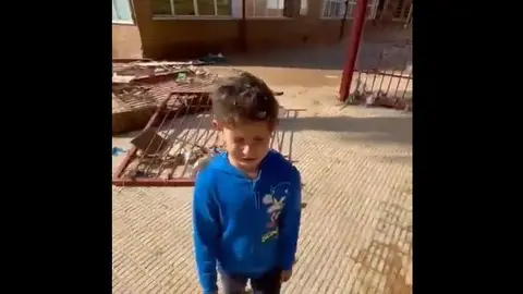 El ni&ntilde;o rompe a llorar tras ver como ha quedado su colegio