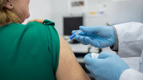 Foto de archivo de vacunaci&oacute;n contra la gripe