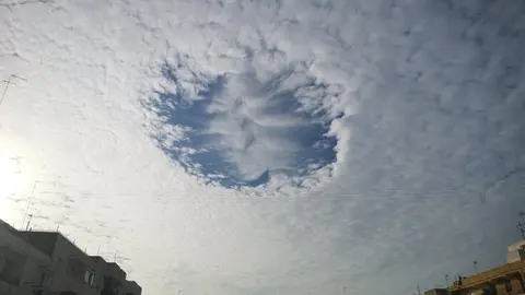Extra&ntilde;a nube sobre Valencia