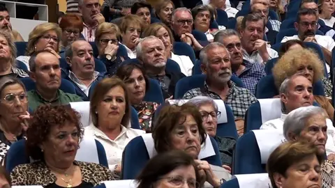 Alumnos durante la inauguraci&oacute;n del Aula de la Experiencia.
