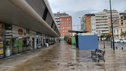 Fachada del mercado del Carmen desierta