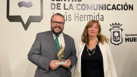 Luis de Vega junto a Aurora Smet