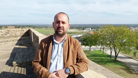 El alcalde de Paymogo posa en el castillo