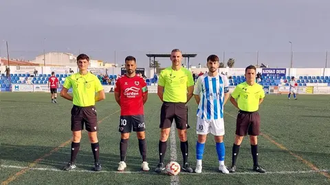 Imagen de los capitanes junto a los &aacute;rbitros en el partido de la primera vuelta. Fuente: Twitter Bollullos CF
