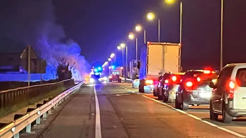 Coche incendiado en la A-5150, Isla Cristina. Foto: Radio Isla Cristina