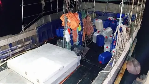 Embarcaci&oacute;n con parte de las garrafas de combustible