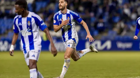 Luis Alcalde celebrando su gol, que supuso la victoria del Recre por 1 - 0 frente al CF Intercity en la jornada 16. Fuente: Alberto D&iacute;az
