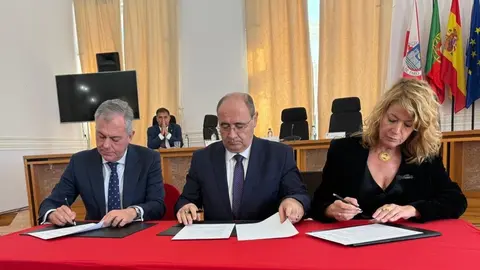 Los alcaldes firman en la Cumbre de Faro. (Im&aacute;genes: ASC / Ayuntamiento)