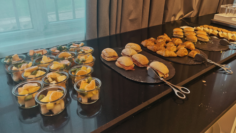 Parte de los alimentos expuestos durante el desayuno informativo. (Fotograf&iacute;a/M.D.B.)