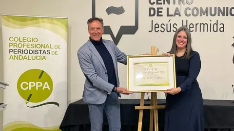 Rend&oacute;n recibe el premio Periodista de Buena Tinta