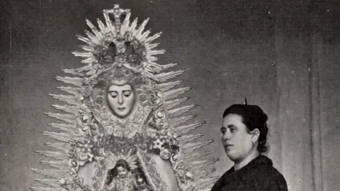 Ana Valladolid, camarista de la Virgen del Roc&iacute;o | Archivo