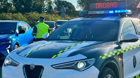 Coche de la Guardia Civil realiza un control de drogas | Subdelegaci&oacute;n del Gobierno en Huelva