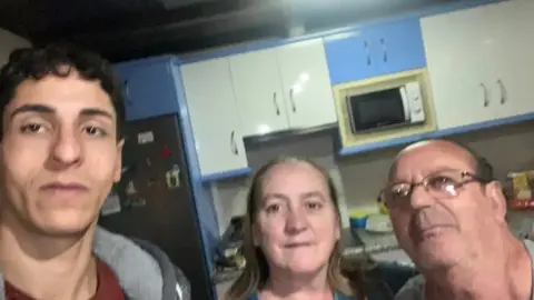Kevin junto a sus padres de acogida
