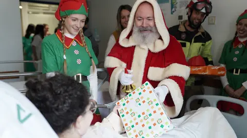 Visita de Pap&aacute; Noel a la Pediatr&iacute;a del Hospital Juan Ram&oacute;n Jim&eacute;nez | Consejer&iacute;a de Salud y Consumo