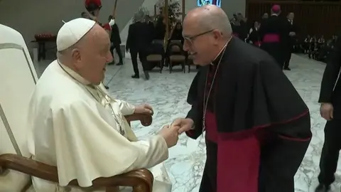 Saludo entre el Papa Francisco y el Obispo de Huelva, D. Santiago G&oacute;mez | Di&oacute;cesis de Huelva