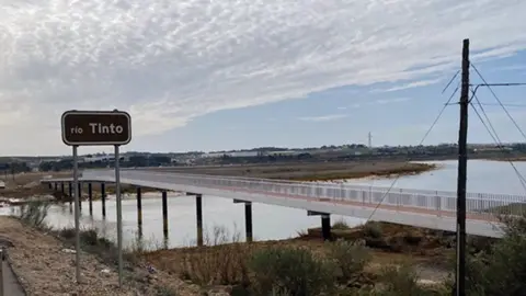 Pasarela sobre el r&iacute;o Tinto paralela al puente de la A-494 en San Juan del Puerto | J.A.