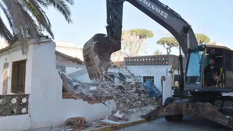 Derribo de las casas de los maestros del CEIP Santo Cristo del Mar | Ayuntamiento de Punta Umbr&iacute;a