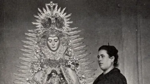 Ana Valladolid, insigne camarista de la Virgen del Roc&iacute;o