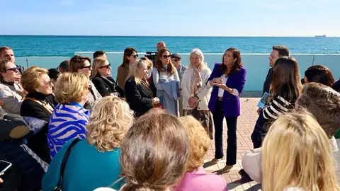 La consejera Loles L&oacute;pez conversa con ciudadanas andaluzas