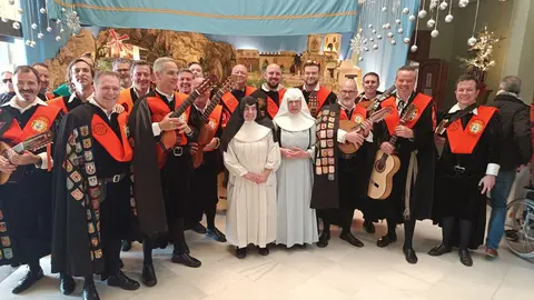 Tuna de Empresariales con dos monjas