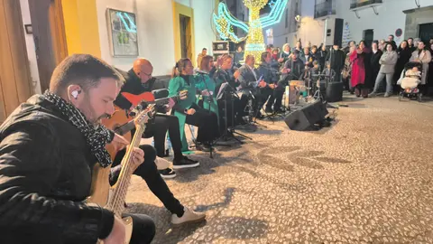 La m&uacute;sica navide&ntilde;a ha atra&iacute;do a cientos de personas