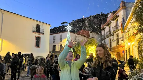 Ni&ntilde;os y adultos participan en la nevada en Al&aacute;jar