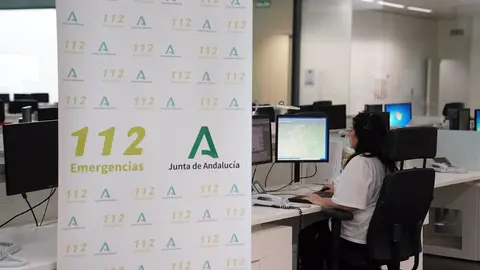 Trabajadora en la sala del 112 Andaluc&iacute;a | Archivo
