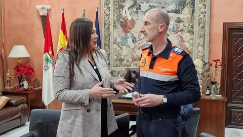 Roberto Teba es recibido por la alcaldesa de La Palma, Roc&iacute;o Moreno
