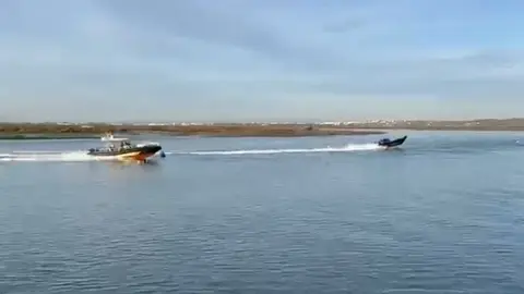 As&iacute; persigue la Guardia Civil a una narcolancha en la r&iacute;a de Isla Cristina