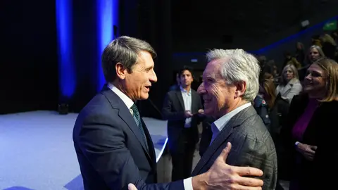 Fern&aacute;ndez saluda a I&ntilde;aki Gabilondo en un reciente acto