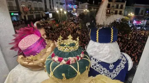 Los Reyes desde el balc&oacute;n del Ayuntamiento