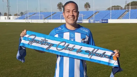 Andrea Marrero durante su presentaci&oacute;n con el Sporting. Fuente: Twitter Sporting de Huelva