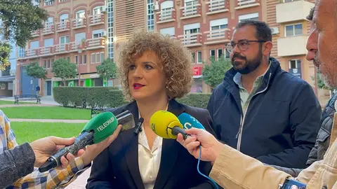 Lim&oacute;n atiende a los medios en una convocatoria