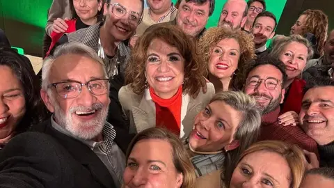Pol&iacute;ticos del PSOE de Huelva se hacen un selfie con Montero