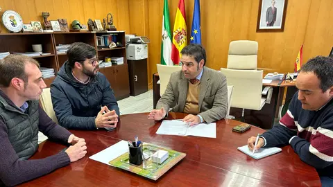 Reuni&oacute;n entre Pedro Y&oacute;rquez y representantes del Consistorio rocianero | Junta