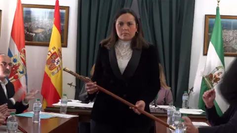 Gema Casta&ntilde;o sostiene el bast&oacute;n de mando