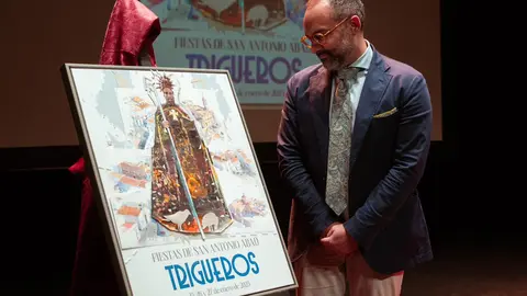 Daniel Franca junto a su cartel de las fiestas patronales de San Antonio Abad | Ayuntamiento de Trigueros