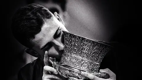 Ferm&iacute;n besando el trofeo despu&eacute;s de la victoria sobre el Real Madrid CF por 2 - 5. Fuente: Instagram de Under Armour