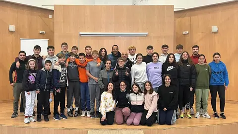 Emilio Mart&iacute;n junto a los nadadores del club | Club Nataci&oacute;n Huelva