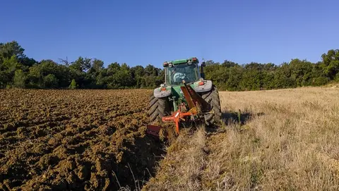 Un tractor arando en una imagen de archivo