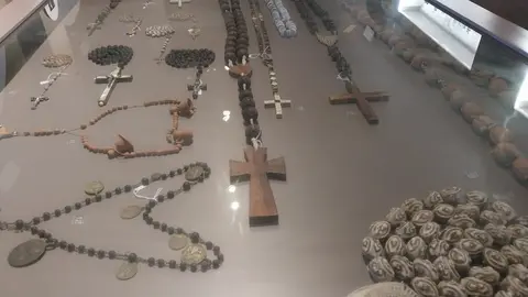El museo cuenta con 3.000 rosarios
