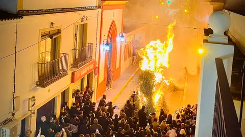 Las candelas iluminan la noche triguere&ntilde;a