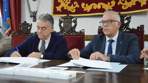 Paco Bella y Fidel Astudillo firman el acuerdo