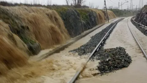 L&iacute;nea Huelva-Sevilla inundada