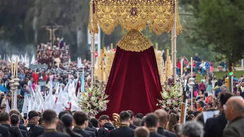 La Banda Municipal de Bollullos tras la Virgen de los Dolores del Perd&oacute;n un Lunes Santo | Banda